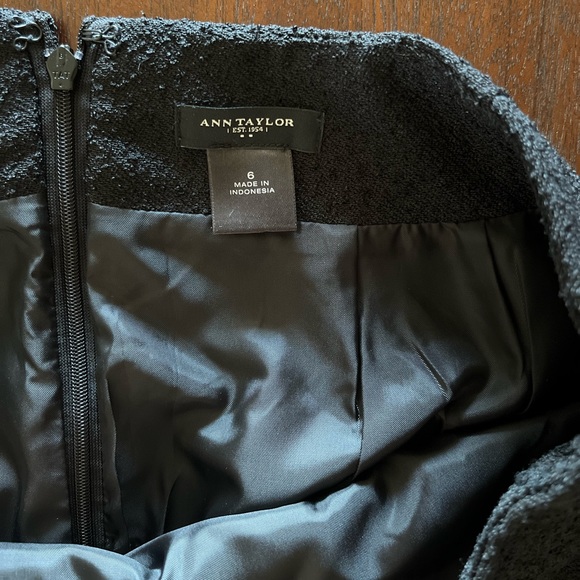 Ann Taylor black dark gold crinkle fabric bottom detail skirt - Picture 8 of 9